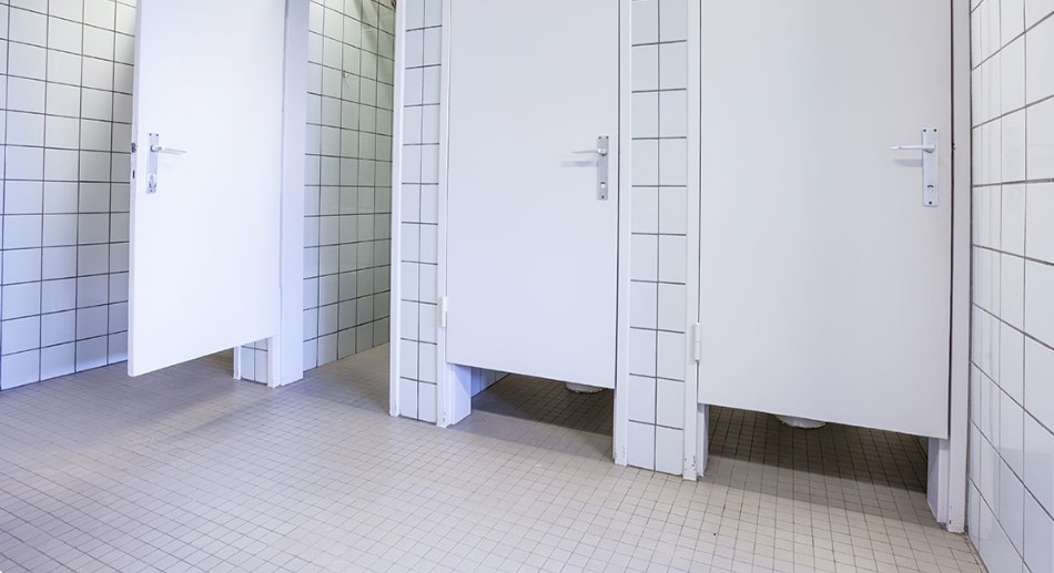 People Shocked to Learn Reason Public Toilet Doors Don’t Touch The Floor