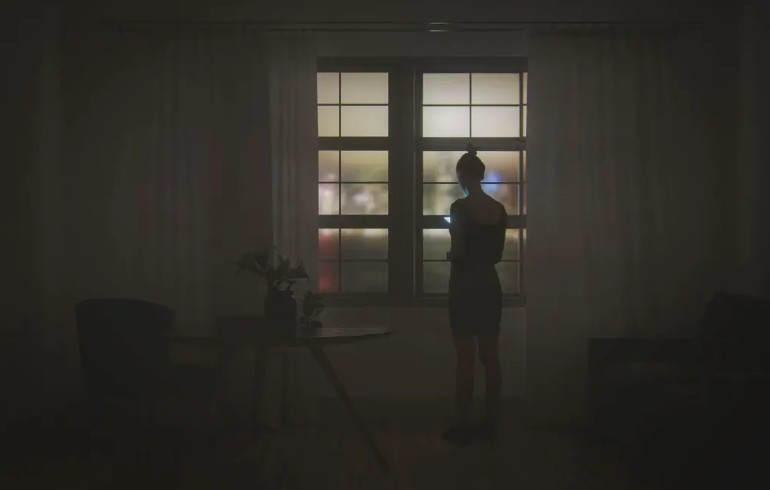 WHY WOMEN LIVING ALONE SHOULD WAIT BEFORE TURNING ON THE LIGHTS